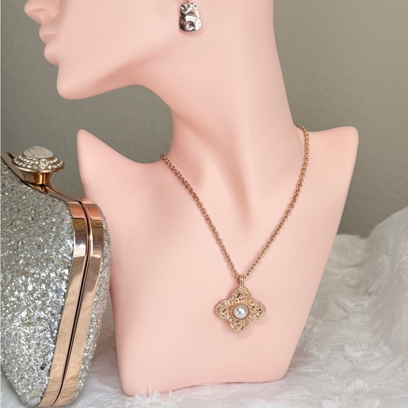 ⚜️ Elegant Gold Pendant Necklace - Picture 7 of 8